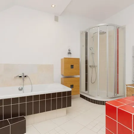 Spacious Two-story 4-bedroom House With Parking And Garden In By Renters Casa de Férias *