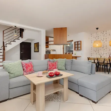 Spacious Two-story 4-bedroom House With Parking And Garden In By Renters Casa de Férias *