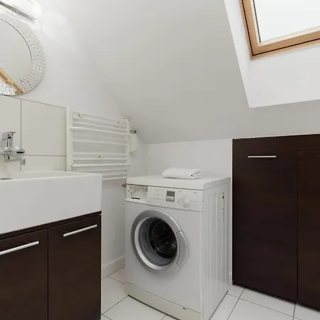 Spacious Two-story 4-bedroom House With Parking And Garden In By Renters 度假居 华沙