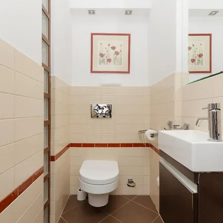 Spacious Two-story 4-bedroom House With Parking And Garden In By Renters 华沙