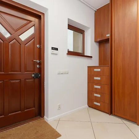 Spacious Two-story 4-bedroom House With Parking And Garden In By Renters * 华沙