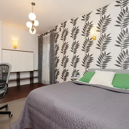 Spacious Two-story 4-bedroom House With Parking And Garden In By Renters 度假居 华沙