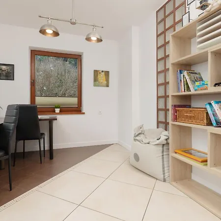 Spacious Two-story 4-bedroom House With Parking And Garden In By Renters 华沙