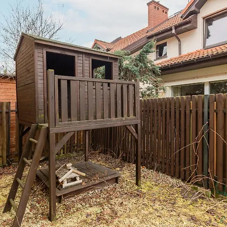 Spacious Two-story 4-bedroom House With Parking And Garden In By Renters