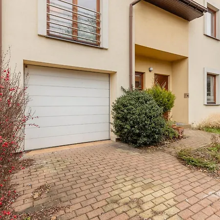 Spacious Two-story 4-bedroom House With Parking And Garden In By Renters 度假居 *