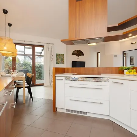 度假居 Spacious Two-story 4-bedroom House With Parking And Garden In By Renters