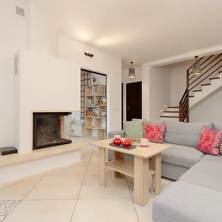 Spacious Two-story 4-bedroom House With Parking And Garden In By Renters 华沙