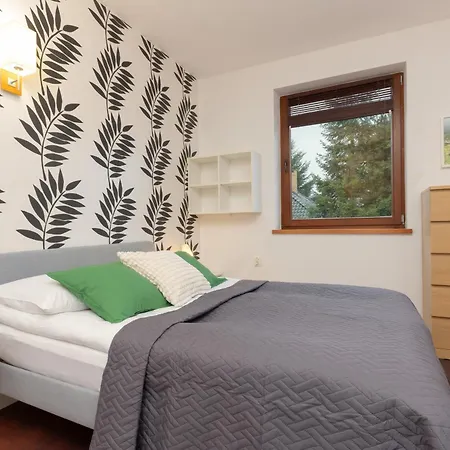 Spacious Two-story 4-bedroom House With Parking And Garden In By Renters 度假居