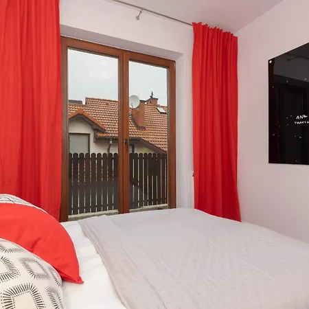 Spacious Two-story 4-bedroom House With Parking And Garden In By Renters *