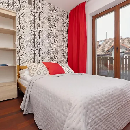 Spacious Two-story 4-bedroom House With Parking And Garden In By Renters * 华沙