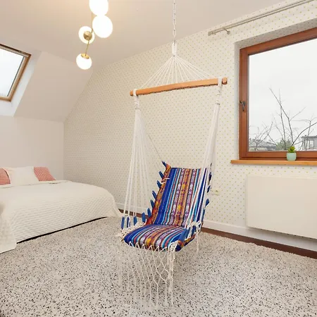 Spacious Two-story 4-bedroom House With Parking And Garden In By Renters