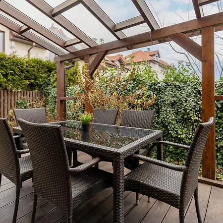 Spacious Two-story 4-bedroom House With Parking And Garden In By Renters 华沙