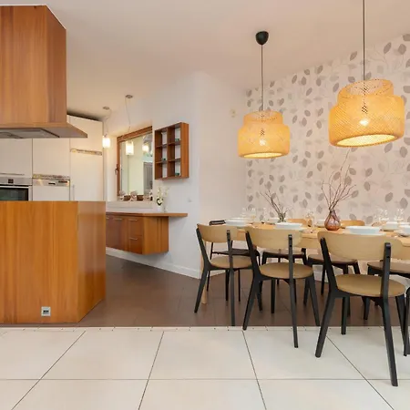 Spacious Two-story 4-bedroom House With Parking And Garden In By Renters Дом отдыха Варшава