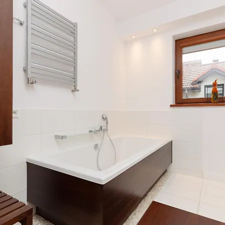 Spacious Two-story 4-bedroom House With Parking And Garden In By Renters Σπίτι διακοπών