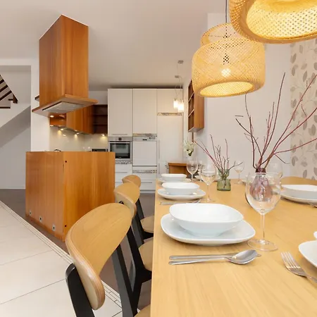 Spacious Two-story 4-bedroom House With Parking And Garden In By Renters