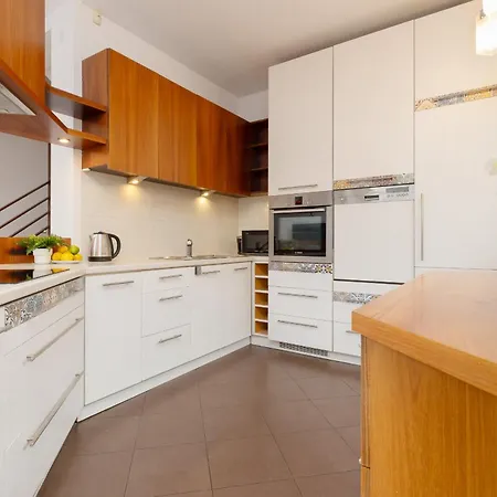 Дом отдыха Spacious Two-story 4-bedroom House With Parking And Garden In By Renters