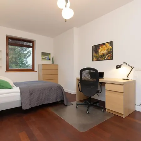 Spacious Two-story 4-bedroom House With Parking And Garden In By Renters ワルシャワ