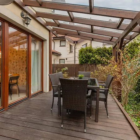 Spacious Two-story 4-bedroom House With Parking And Garden In By Renters Σπίτι διακοπών *
