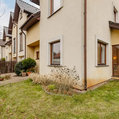 Spacious Two-story 4-bedroom House With Parking And Garden In By Renters Σπίτι διακοπών *