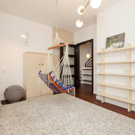 Spacious Two-story 4-bedroom House With Parking And Garden In By Renters Дом отдыха Варшава