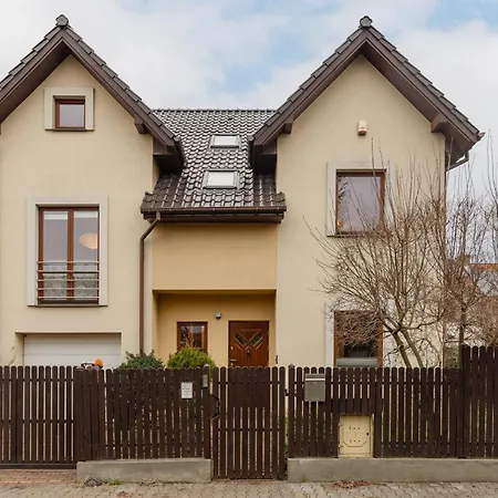 Spacious Two-story 4-bedroom House With Parking And Garden In By Renters *