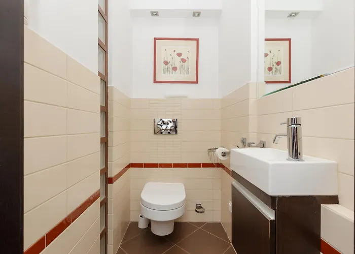 Spacious Two-story 4-bedroom House With Parking And Garden In By Renters Varsovia