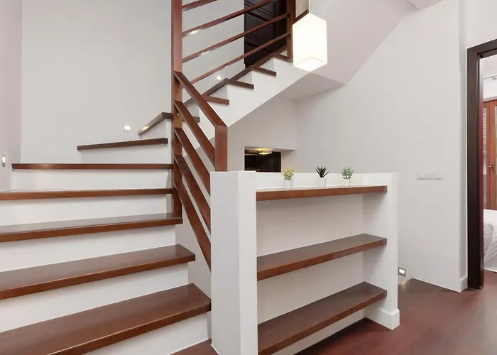 Spacious Two-story 4-bedroom House With Parking And Garden In By Renters *