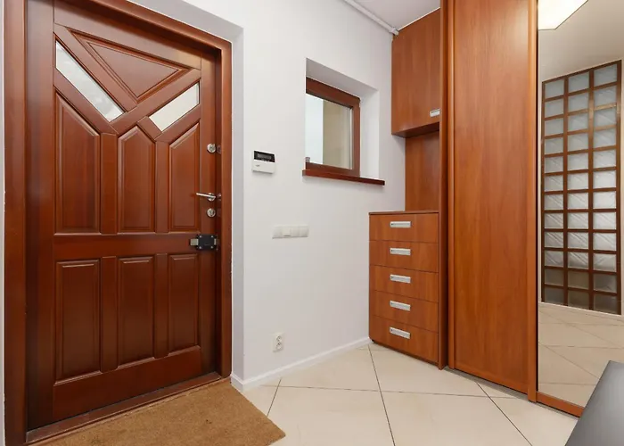 Spacious Two-story 4-bedroom House With Parking And Garden In By Renters * Varsovia