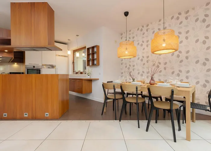 Spacious Two-story 4-bedroom House With Parking And Garden In By Renters Сasa de vacaciones Varsovia