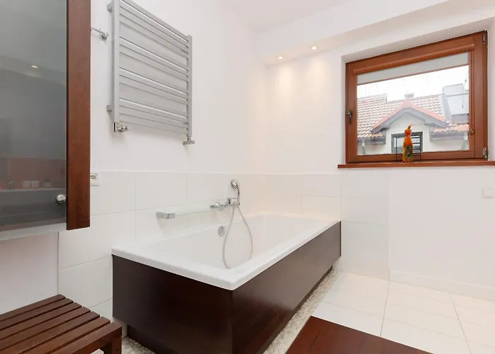 Spacious Two-story 4-bedroom House With Parking And Garden In By Renters Сasa de vacaciones