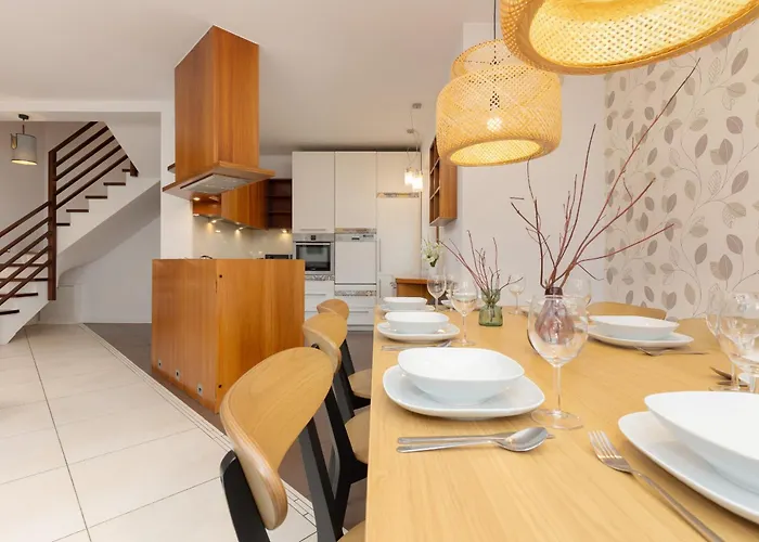 Spacious Two-story 4-bedroom House With Parking And Garden In By Renters