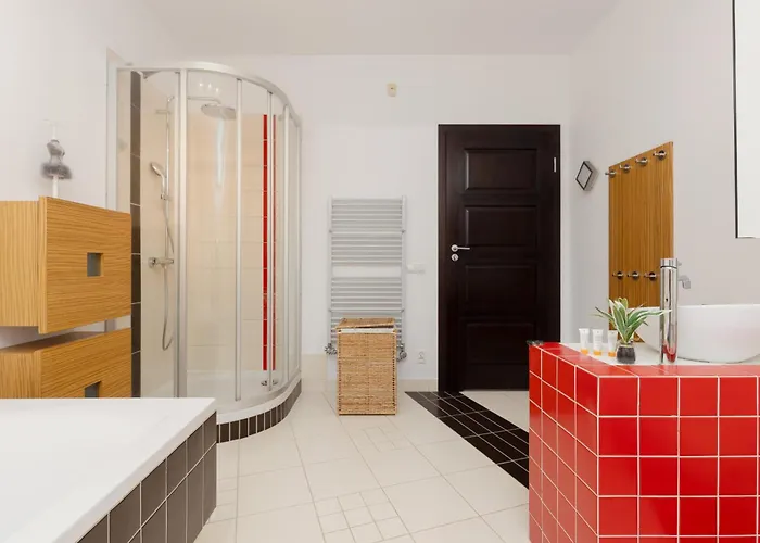 Сasa de vacaciones Spacious Two-story 4-bedroom House With Parking And Garden In By Renters Varsovia