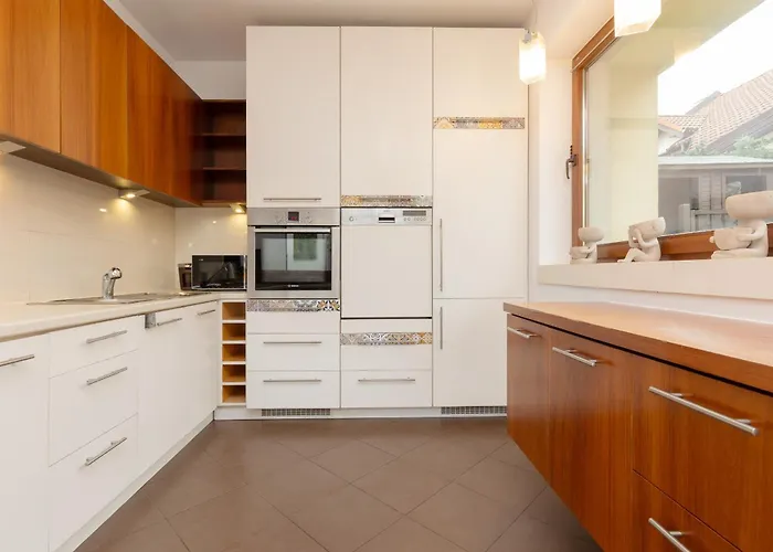 Spacious Two-story 4-bedroom House With Parking And Garden In By Renters * Varsovia