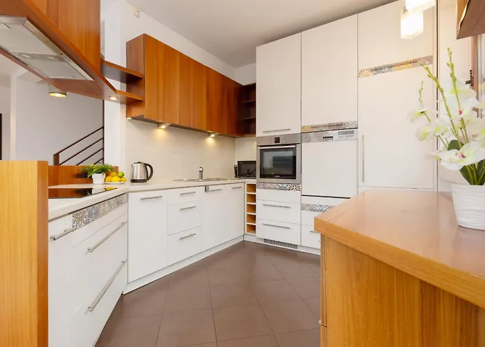 Сasa de vacaciones Spacious Two-story 4-bedroom House With Parking And Garden In By Renters