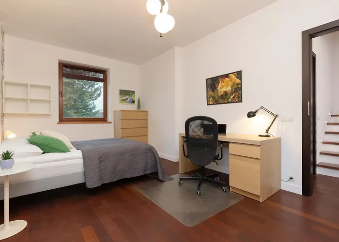 Spacious Two-story 4-bedroom House With Parking And Garden In By Renters Varsovia