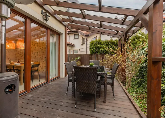 Spacious Two-story 4-bedroom House With Parking And Garden In By Renters Сasa de vacaciones *