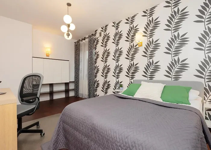 Spacious Two-story 4-bedroom House With Parking And Garden In By Renters Сasa de vacaciones Varsovia