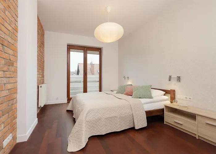 Сasa de vacaciones Spacious Two-story 4-bedroom House With Parking And Garden In By Renters Varsovia