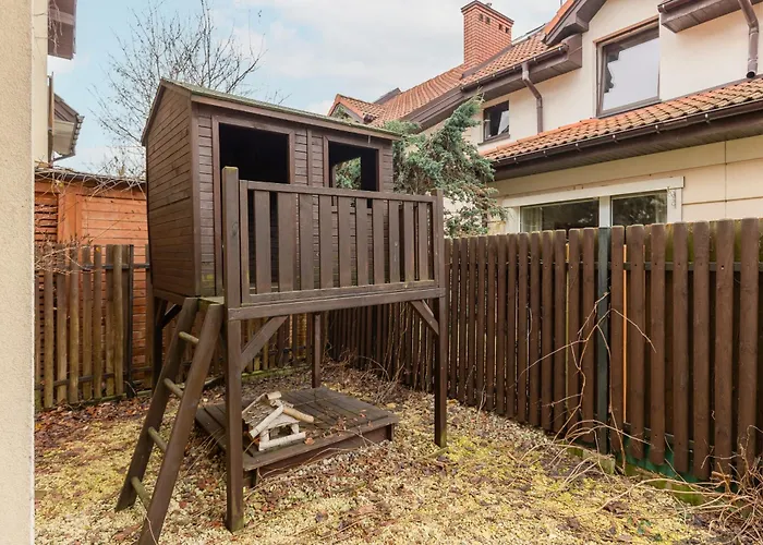 Spacious Two-story 4-bedroom House With Parking And Garden In By Renters