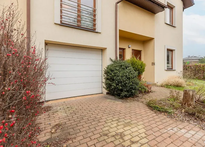 Spacious Two-story 4-bedroom House With Parking And Garden In By Renters Сasa de vacaciones *