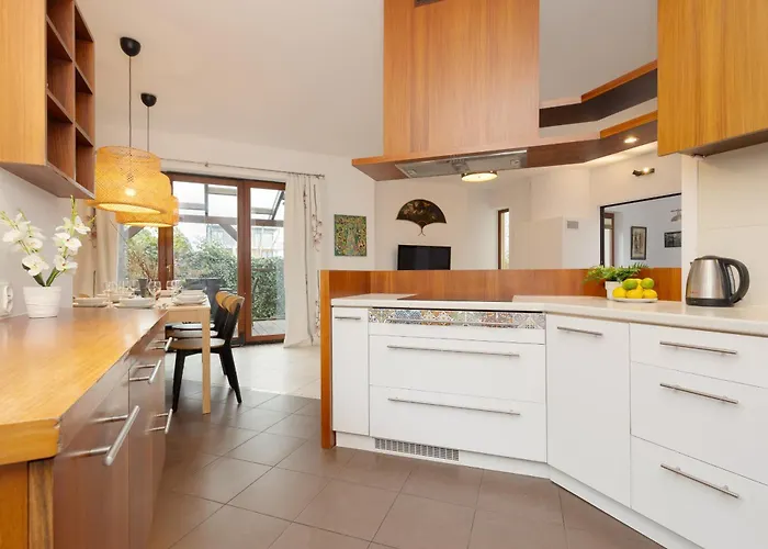 Сasa de vacaciones Spacious Two-story 4-bedroom House With Parking And Garden In By Renters