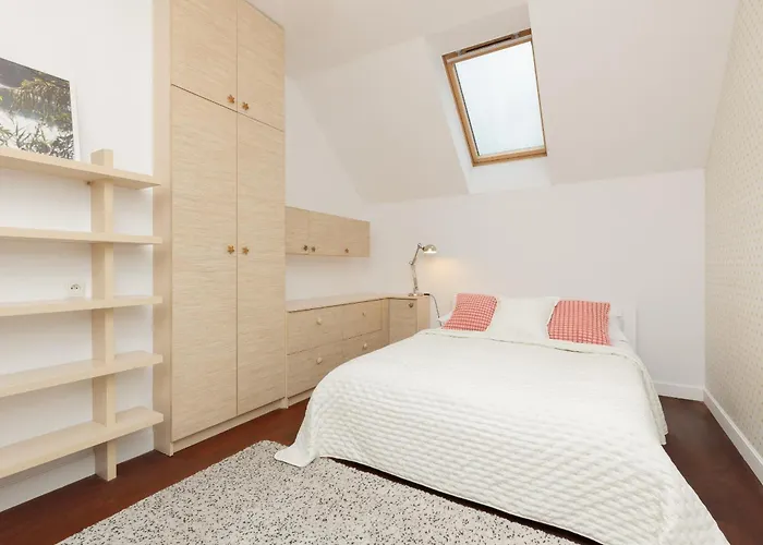 Spacious Two-story 4-bedroom House With Parking And Garden In By Renters Varsovia