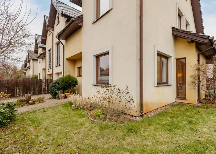 Spacious Two-story 4-bedroom House With Parking And Garden In By Renters Сasa de vacaciones *