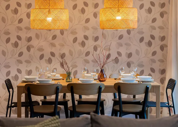 Spacious Two-story 4-bedroom House With Parking And Garden In By Renters Сasa de vacaciones Varsovia