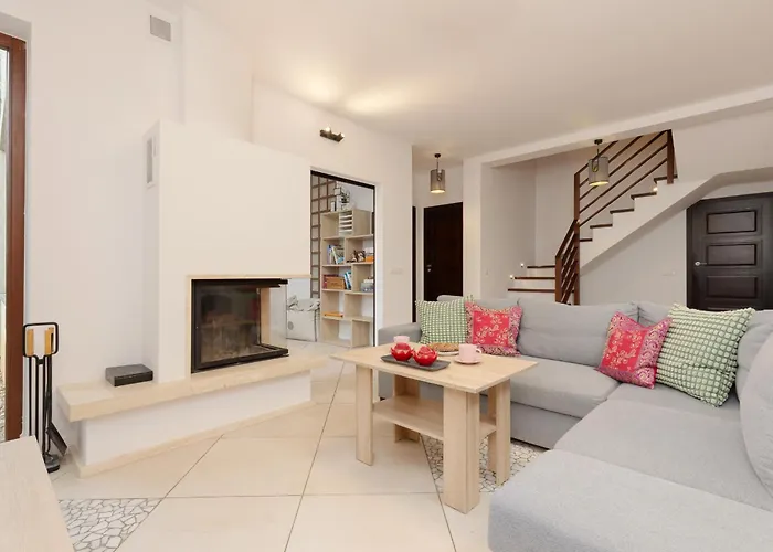 Spacious Two-story 4-bedroom House With Parking And Garden In By Renters Varsovia