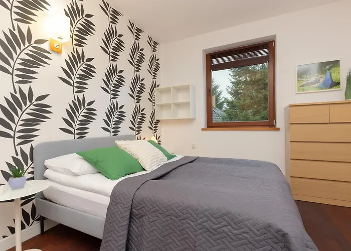 Spacious Two-story 4-bedroom House With Parking And Garden In By Renters Сasa de vacaciones