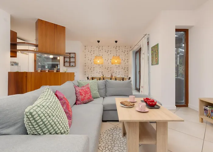 Сasa de vacaciones Spacious Two-story 4-bedroom House With Parking And Garden In By Renters *