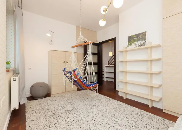 Spacious Two-story 4-bedroom House With Parking And Garden In By Renters Сasa de vacaciones Varsovia