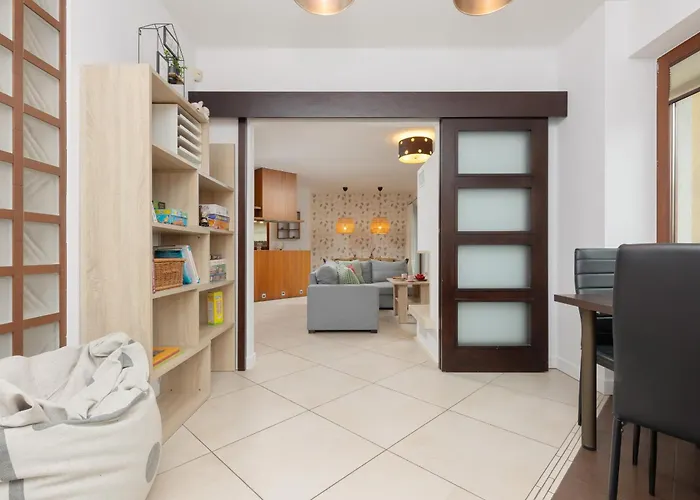 Spacious Two-story 4-bedroom House With Parking And Garden In By Renters Varsovia