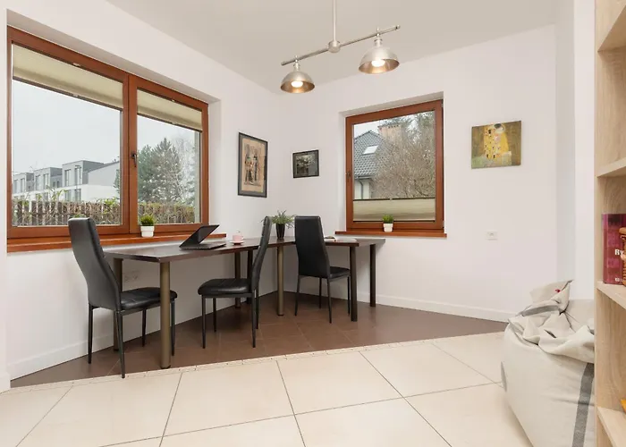 Spacious Two-story 4-bedroom House With Parking And Garden In By Renters Varsovia